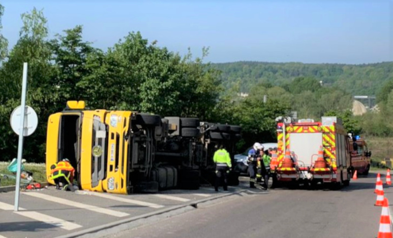 La conductrice s'est retrouvée bloquée dans sa cabine - Photo © DDSP76