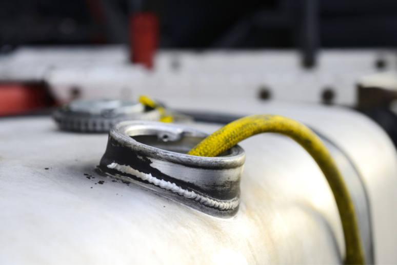 A l’arrivée de la police, les deux suspects siphonnaient le réservoir à l’aide d’une pompe - illustration @ Adobe Stock