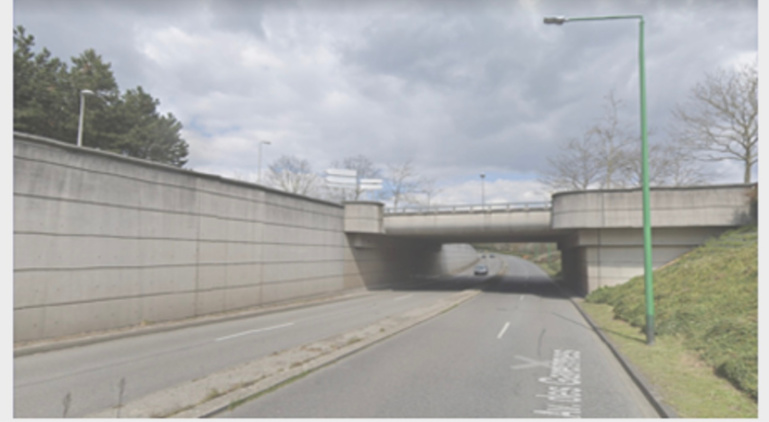 La collision est survenue au nniveau de ce pont, avenue des Garennes à Guyancourt - Photo © DDSP78