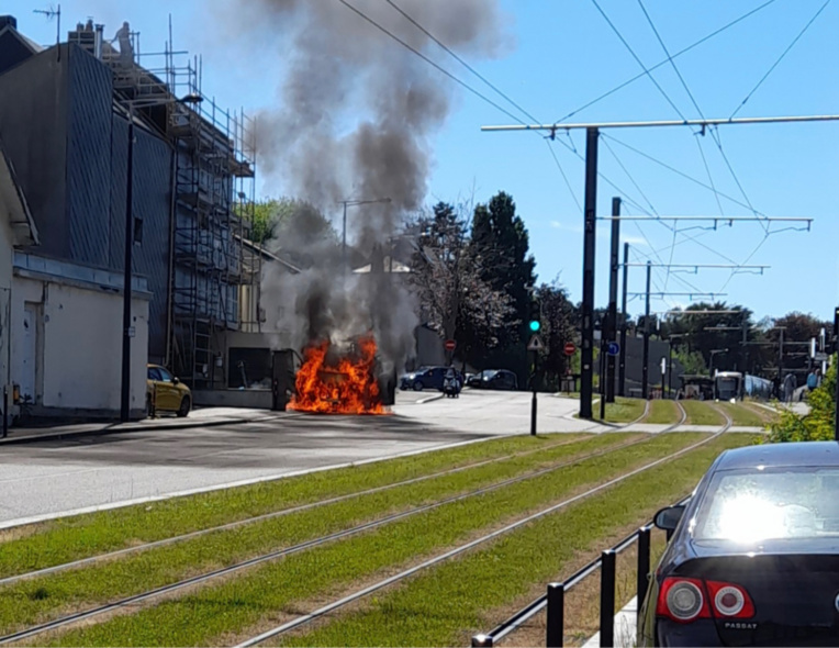 La voiture était embrasée à l’arrivée des sapeurs-pompiers - Photo @Sdis76 La voiture était embrasée à l’arrivée des sapeurs-pompiers - Photo @Sdis76