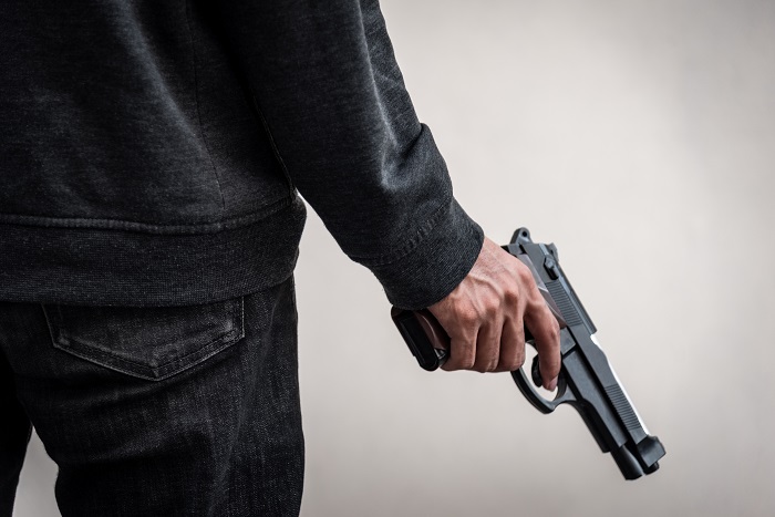 Sur la vidéo réalisée par un témoin avec son téléphone portable, le principal mis en cause exhibe une arme de poing   -  Illustration © Adobe Stock