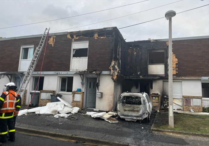 Huit maisons ont été plus ou moins fortement endommagées par l'incendie qui s'est déclaré au niveau d'une voiture vers 2 heures ce matin - Photo @ Nicolas Rouly/Facebook