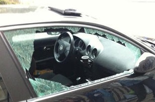 Les voleurs présumés utilisaient toujours le même mode opératoire : ils brisaient une vitre latérale pour pénétrer dans le véhicule (Photo d'illustration)