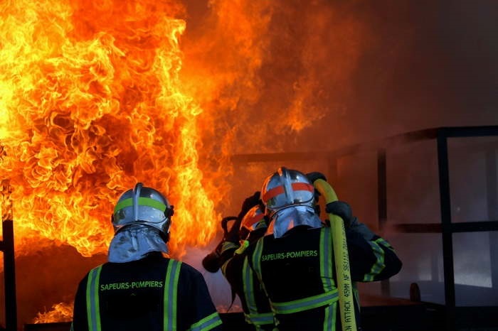 Les sapeurs pompiers sont venus à bout de l'incendie au moyen de deux lances - Illustration © Adobe Stock