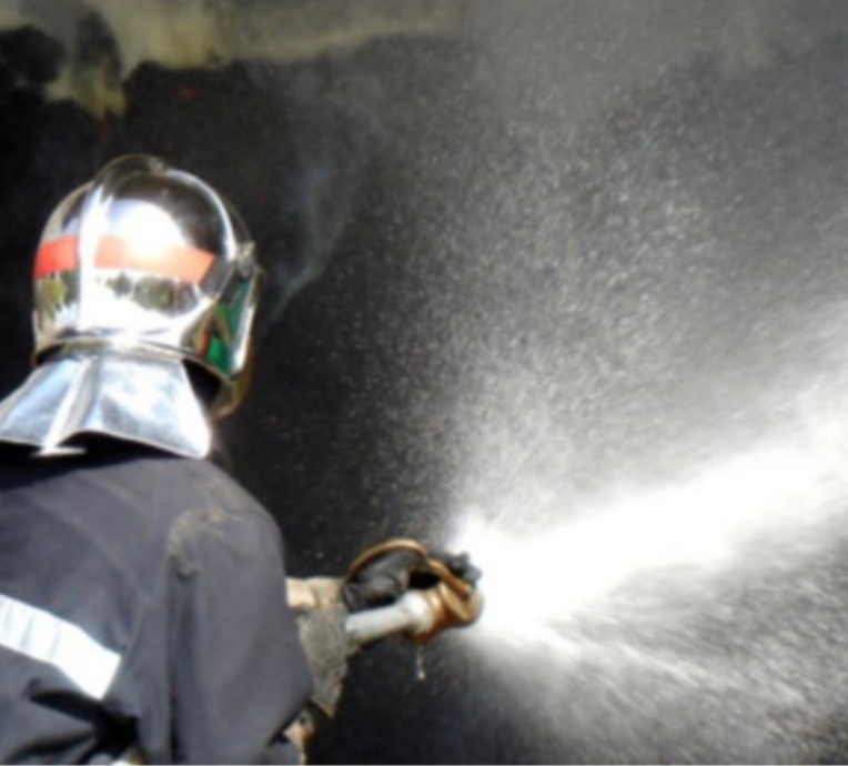 Le feu a été éteint au moyen d'une lance - Illustration © Adobe Stock Le feu a été éteint au moyen d'une lance - Illustration © Adobe Stock