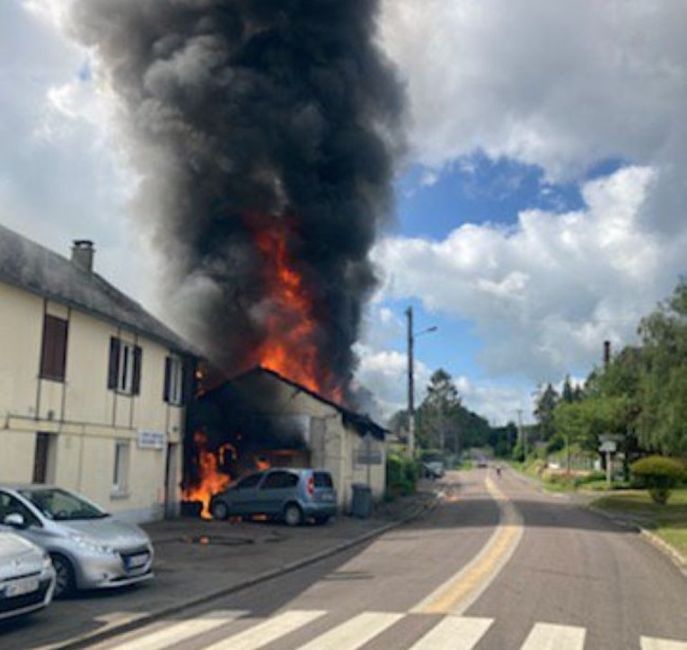 Le feu s'est déclaré ce dimanche matin dans un garage automobile, à Sauqueville. Cinquante sapeurs-pompiers ont été mobilisés -   Photo@Sdis76