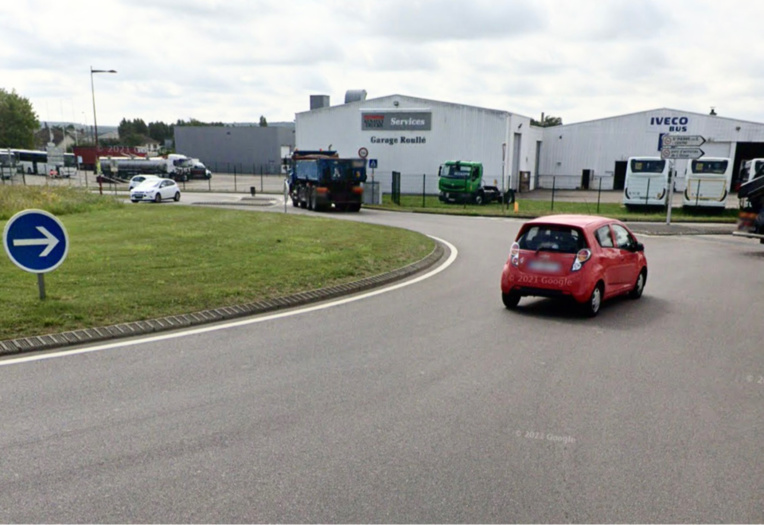 L’automobiliste alcoolisé a perdu le contrôle de sa voiture dans le rond-point - Illustration L’automobiliste alcoolisé a perdu le contrôle de sa voiture dans le rond-point - Illustration