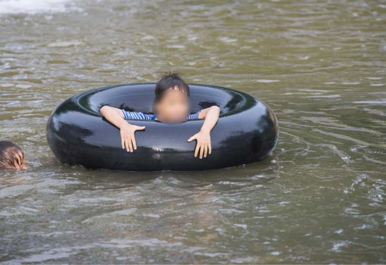 Les trois enfants avaient embarqué sur une bouée histoire de se rafraichir, mais l'embarcation de fortune a été emportée par le courant de la rivière - Illustration © Adobe Stock