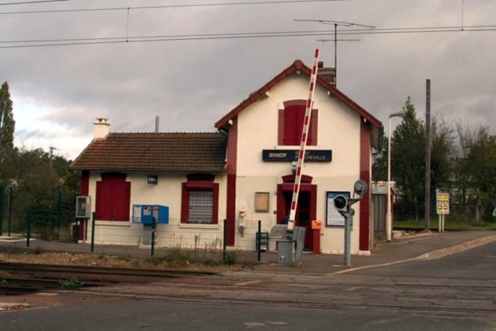 Une sexagénaire grièvement blessée par un train en gare d'Issou, près de Mantes Une sexagénaire grièvement blessée par un train en gare d'Issou, près de Mantes