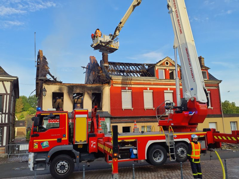 Ce samedi matin, vers 7 heures, les sapeurs-pompiers sont toujours sur les lieux du sinistre : le déblaiement, suite à l’effondrement des combles s’avère délicat - Photo @ Sdis76 Ce samedi matin, vers 7 heures, les sapeurs-pompiers sont toujours sur les lieux du sinistre : le déblaiement, suite à l’effondrement des combles s’avère délicat - Photo @ Sdis76