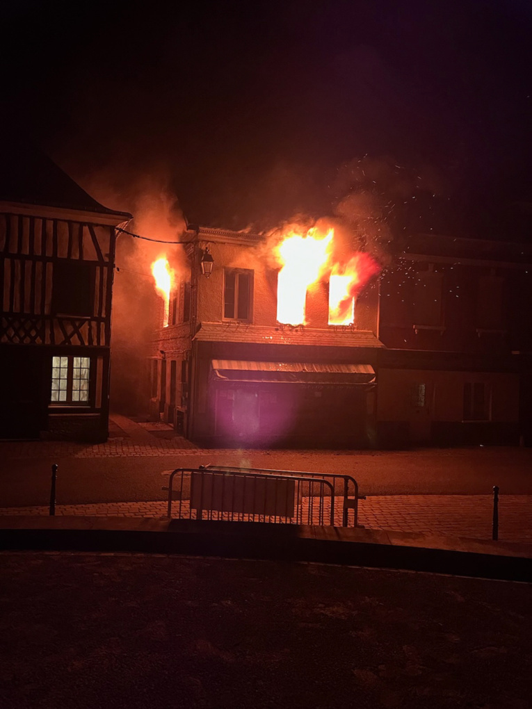 Une habitation embrasée : 45 pompiers luttent contre le feu à Val-de-Saâne, en Seine-Maritime Une habitation embrasée : 45 pompiers luttent contre le feu à Val-de-Saâne, en Seine-Maritime