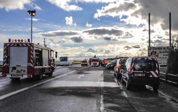 La Laguna circulait en direction de Mantes. Elle s'est déportée sur sa gauche percutant de plein fouet la Dacia arrivant en sens inverse (Photo infoNormandie) La Laguna circulait en direction de Mantes. Elle s'est déportée sur sa gauche percutant de plein fouet la Dacia arrivant en sens inverse (Photo infoNormandie)