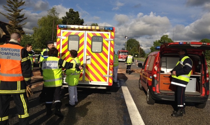 Deux femmes ont trouvé la mort dimanche sur la RN13 près de Pacy-sur-Eure. L'assoupissement d'un des conducteurs serait la cause du drame (@infoNormandie)