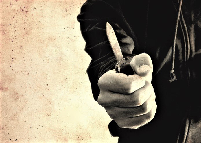 L’agresseur a asséné un coup de couteau à la cuisse du policier municipal - illustration @ Adobe Stock