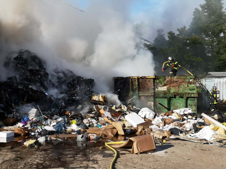 Des flammes et de la fumée se dégageaient du tas de détritus - Photo @ Sdis76 Des flammes et de la fumée se dégageaient du tas de détritus - Photo @ Sdis76