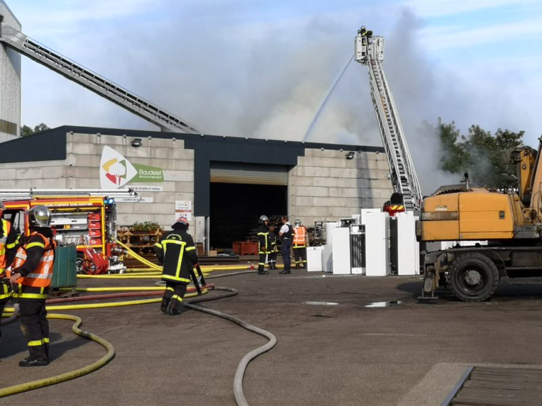 Un bâtiment voisin a été préserver de l’incendie - Photo @ Sdis76 Un bâtiment voisin a été préserver de l’incendie - Photo @ Sdis76
