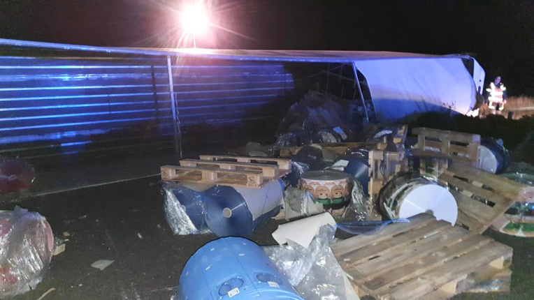 Le chargement s’est déversé sur les voies - Photo @ Sdis76 Le chargement s’est déversé sur les voies - Photo @ Sdis76