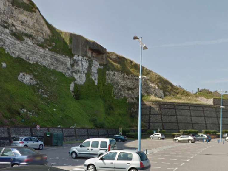 Le corps a été découvert au pied de la falaise près du parking du Casino - illustration Le corps a été découvert au pied de la falaise près du parking du Casino - illustration