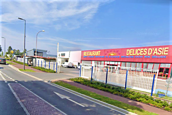 La victime, grièvement blessée au flanc, a été retrouvée devant le restaurant où elle travaillait, route du Havre à Saint-Léonard - Illustration © Google Maps