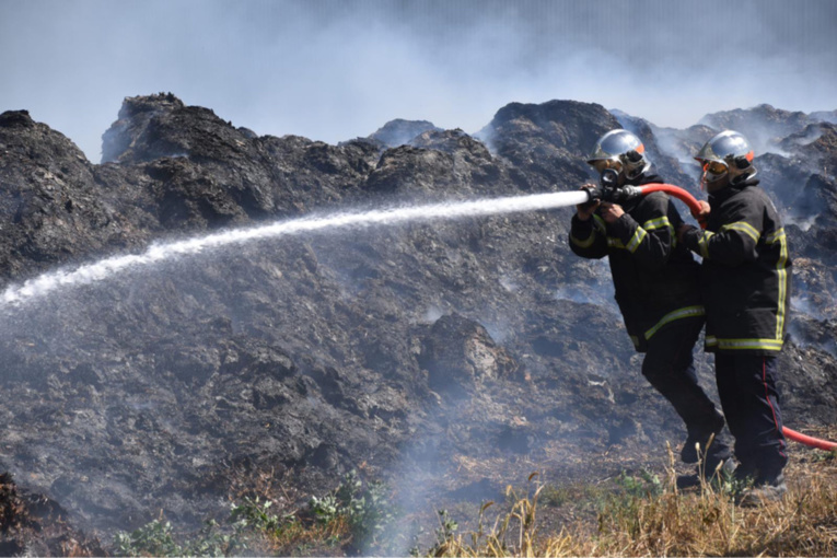 69 sapeurs-pompiers ont été mobilisés pendant une durée de 7 heures sur les lieux de l’incendie a Écardenville-la-Campagne où le risque de propagation a des bâtiments agricoles et des habitations était très fort - Photo @ Sdis27