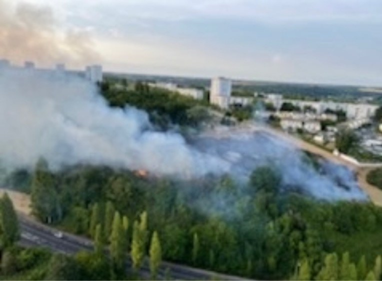 Le feu de broussailles et de sous-bois s’est déclaré avenue Gerard-Philippe à Caucriauville - Photo @ Sdis76