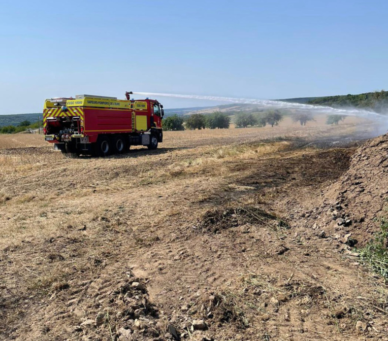 Ce dimanche, dans le département de l’Eure, une centaine de sapeurs-pompiers ont été engagés sur dix départs de feu, dont un qui a détruit 25 hectares de chaume a Rouvray - Photo @ Sdis27