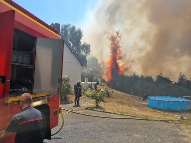 Quelque 415 sapeurs-pompiers ont lutté toute la journée de ce mardi contre des feux d’espaces naturels dans le département de l’Eure. Deux dnentre eux ont été légèrement blessés - Photo @ Sdis27 /Twitter