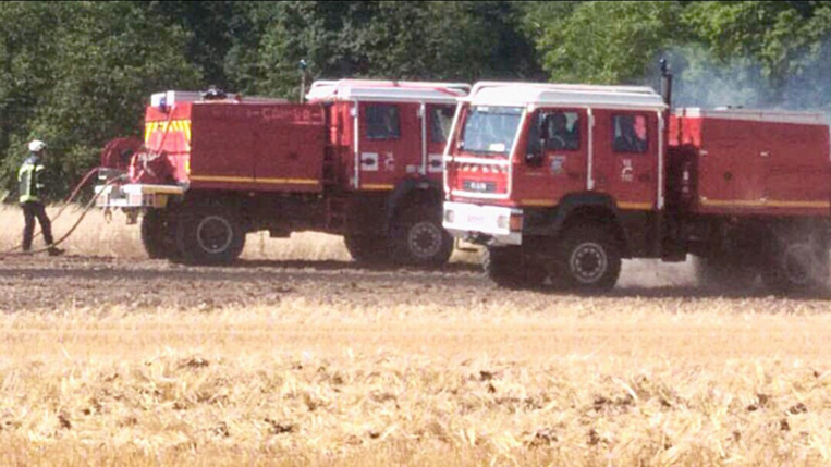 Des moyens adaptés ont été déployés pour lutter contre le feu de chaume - illustration Des moyens adaptés ont été déployés pour lutter contre le feu de chaume - illustration