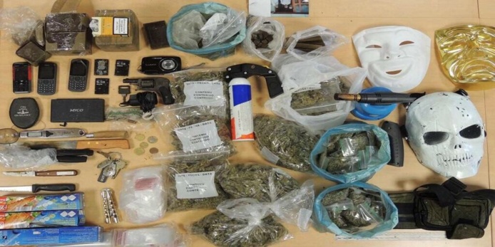 Cannabis, héroïne, armes, masques et divers autres objets ont été saisis lors des perquisitions (Photo : Direction générale de la Police nationale)