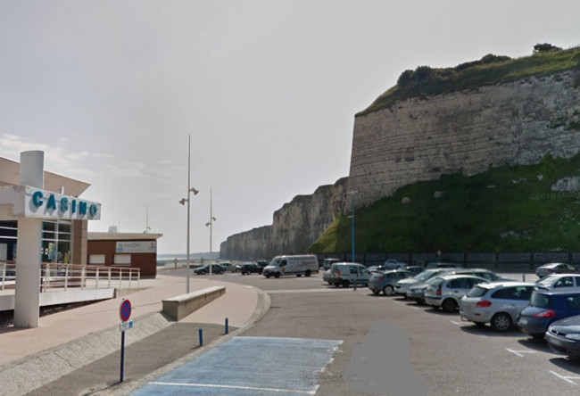 Le corps inerte a été découvert sur les galets en pied de falaise dans le secteur du Casino - Illustration © Google Maps