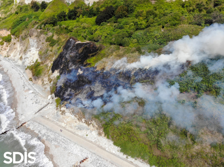L’intervention des sapeurs-pompiers a duré près 3h30 - Photo @ Sdis 76/Twitter L’intervention des sapeurs-pompiers a duré près 3h30 - Photo @ Sdis 76/Twitter