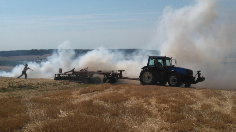 Le feu s’est propagé à un champ de chaume coupé de 30 hectares - illustration Le feu s’est propagé à un champ de chaume coupé de 30 hectares - illustration