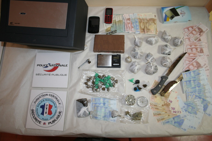 Dans le coffre (en haut à gauche) les policiers ont découvert 1 kg d'héroïne, 80 grammes de résine de cannabis et 1300€ en petites coupures (Photo DDSP)