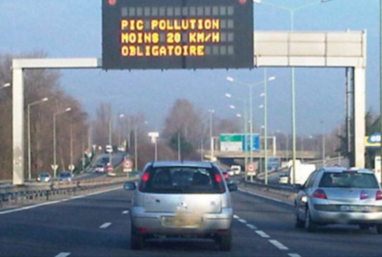 La vitesse sur les routes et autoroutes est abaissée de 20 km/h durant la période d'alerte - Illustration