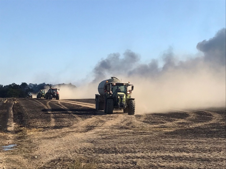 Des agriculteurs sont venus avec des citernes d'eau - Photo © Département de l'Eure Des agriculteurs sont venus avec des citernes d'eau - Photo © Département de l'Eure