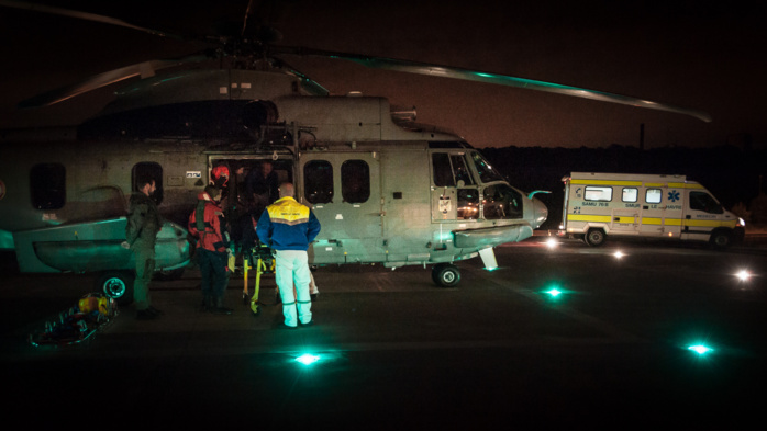 L'octogénaire a été pris en charge par l'hélicoptère de la Marine nationale pour être évacué au centre hospitalier du Havre où il est arrivé vers 2 heures ce matin (Photo Sébastien Richard)