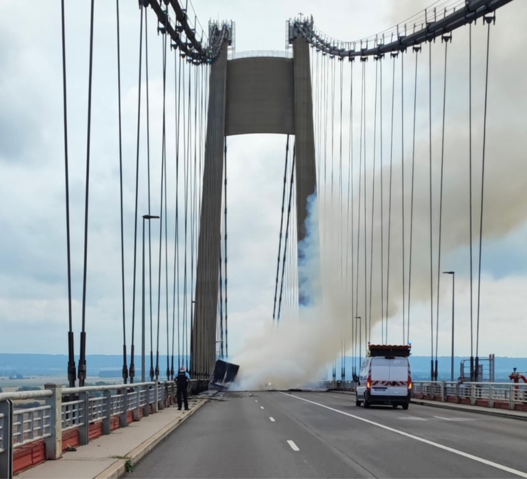 Seine-Maritime : un poids-lourd prend feu sur le pont de Tancarville Seine-Maritime : un poids-lourd prend feu sur le pont de Tancarville