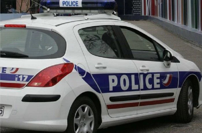 En patrouille rue de la Pierre d'Etat, les policiers ont remarqué que le scootériste n'avait pas de casque et l'engin n'avait pas plaque d'immatriculation - Illustration