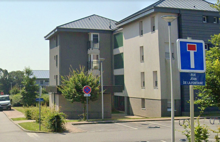 Le feu s'est déclaré au niveau d'un boitier électrique extérieur aux immeubles, rue Jean-de-la-Fontaine, à Bolbec - Illustration © Google Maps