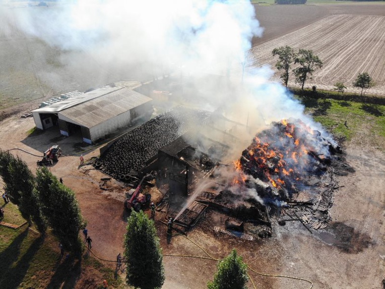Le bâtiment de 800 m2 était en proie aux flammes à l’arrivée des sapeurs-pompiers - Photo © Sdis76 Le bâtiment de 800 m2 était en proie aux flammes à l’arrivée des sapeurs-pompiers - Photo © Sdis76