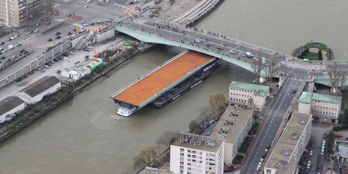 La travée réparée de 40 mètres de long a été réacheminée ce dimanche après-midi vers le pont Mathilde (Photo : seinemaritime.net)