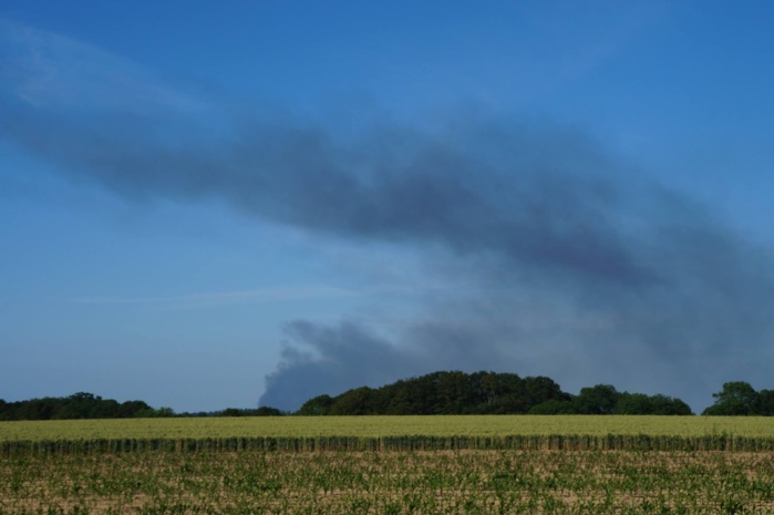 L'incendie a provoqué un panache de fumée visible à plusieurs kilomètres à la ronde L'incendie a provoqué un panache de fumée visible à plusieurs kilomètres à la ronde
