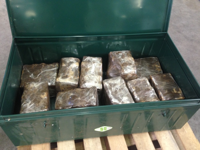 Les pains de cocaïne étaient dissimulés dans des malles métalliques elles-mêmes cachées dans une voiture (Photo Douane française)