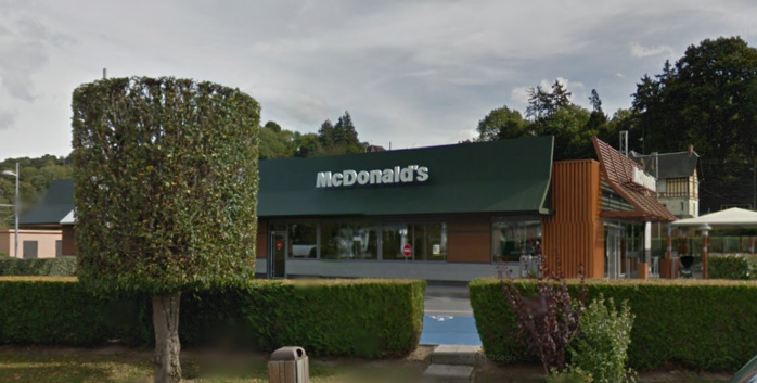 Le McDonald's était sur le point de fermer quand le braqueur a fait irruption vers 22h30 Le McDonald's était sur le point de fermer quand le braqueur a fait irruption vers 22h30