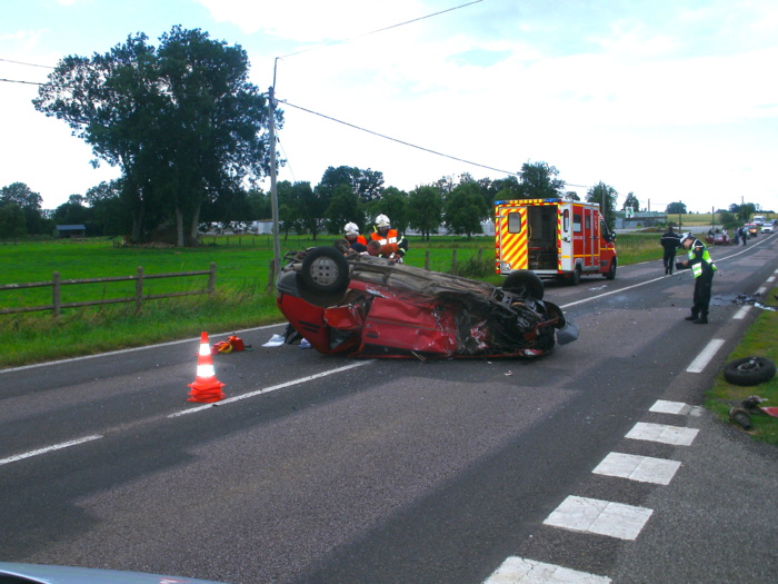 La Peugeot 205 a fait des tonneaux avant de s'immobiliser sur le milieu de la chaussée (Photo DR)