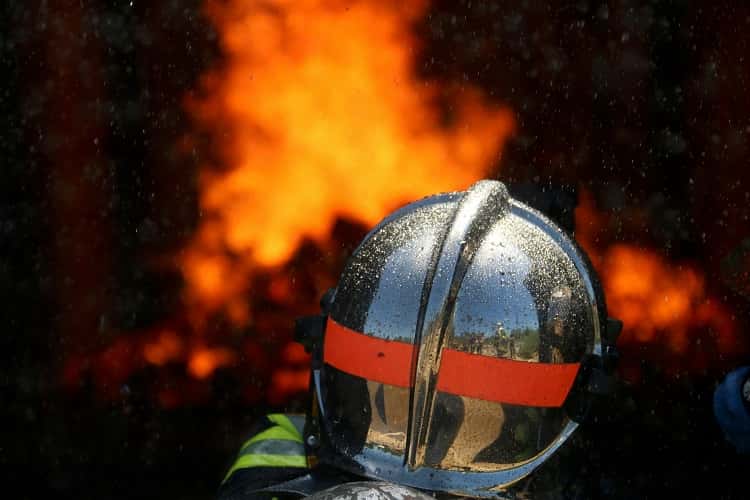 Les sapeurs-pompiers ont éteint le feu au mouyen de deux lances - Illustration © Adobe Stock
