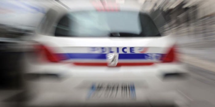 Le fuyard est stoppé par une clôture après une course-poursuite avec la police près de Rouen Le fuyard est stoppé par une clôture après une course-poursuite avec la police près de Rouen