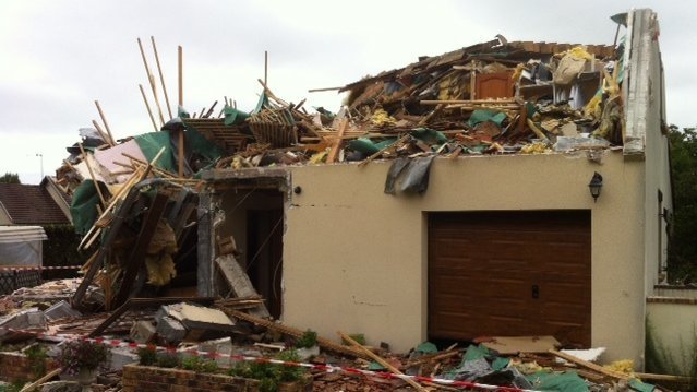 C'est une bouteille de gaz qui serait à l'origine de l'explosion (Photo : Laurent Lagneau France3 Haute-Normandie) C'est une bouteille de gaz qui serait à l'origine de l'explosion (Photo : Laurent Lagneau France3 Haute-Normandie)