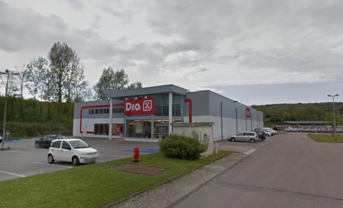 Les cambrioleurs se sont introduits par la toiture du magasin Les cambrioleurs se sont introduits par la toiture du magasin