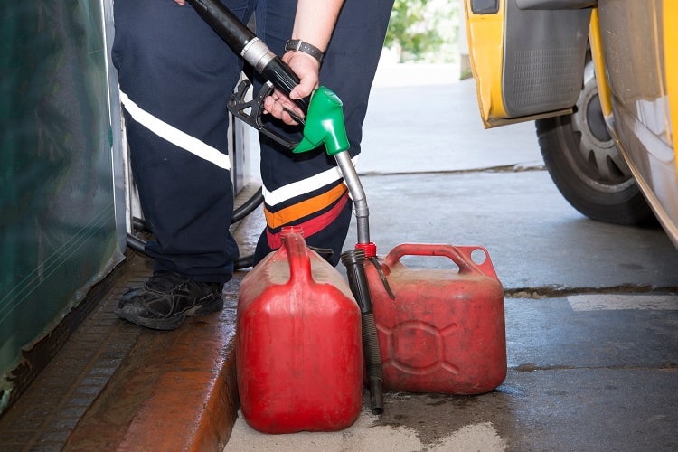 La vente de carburant en jerricans et bidons est de nouveau autorisée dans les stations-service - Illustration © Adobe Stock